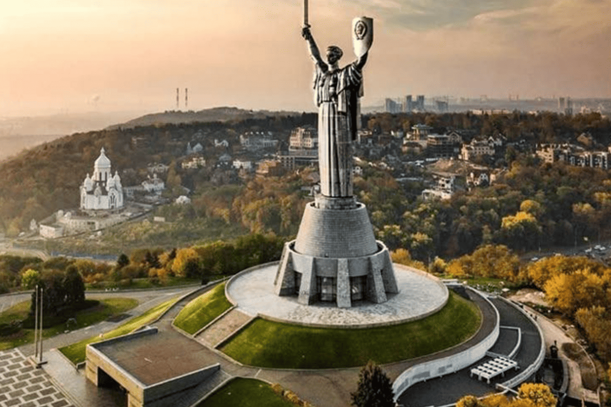 Незламний Київ святкує 1543 роки/Фото: Pinterest Незламний Київ святкує 1543 роки: зіркові українці привітали столицю с особливою датою