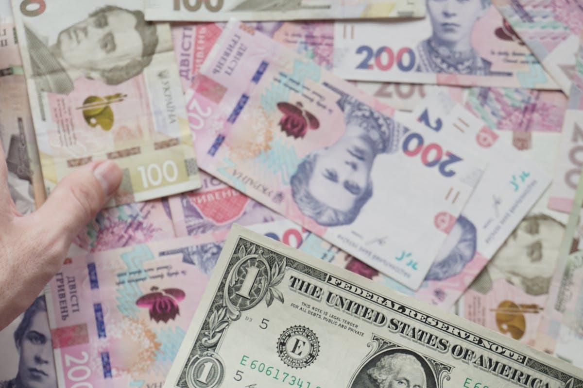 Борговий стрибок: зобов'язання України зросли до $180 мільярдів за місяць/Фото: Рexels Україна в боргах: $180 мільярдів та 5% зростання за квітень