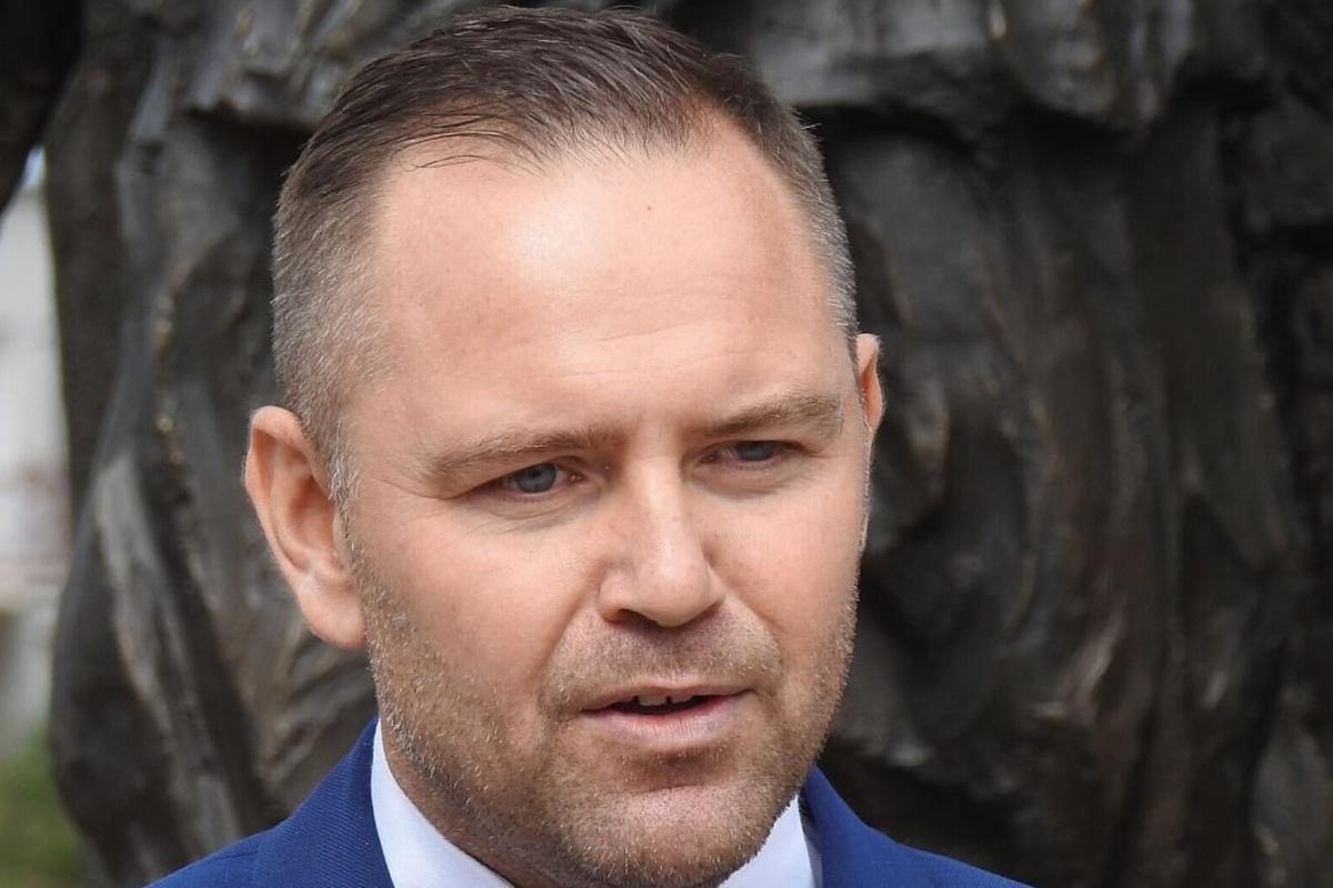 Секрети колишнього охоронця: минуле Навроцького шокувало Польщу "Тіньові" послуги охоронця: кандидата в президенти Польщі звинувачують у сутенерстві