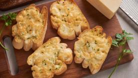Просто на сковородке: мегаароматные булочки с чесноком и травами / Фото: Freepik Просто на сковородке: мегаароматные булочки с чесноком и травами