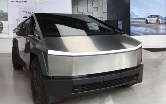 Власник Tesla Cybertruck хотів похвалитися крутим автопілотом, але потрапив в аварію. Відео