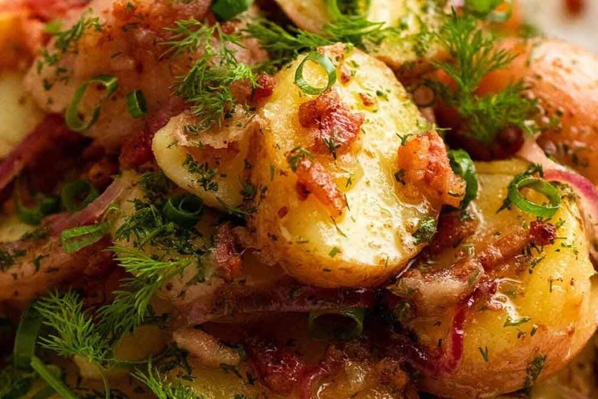 Настоящий вкус Германии: классический рецепт картофельного салата/Фото: кадр из видео Немецкий секрет: как картофель становится звездой салата и почему это стоит попробовать!