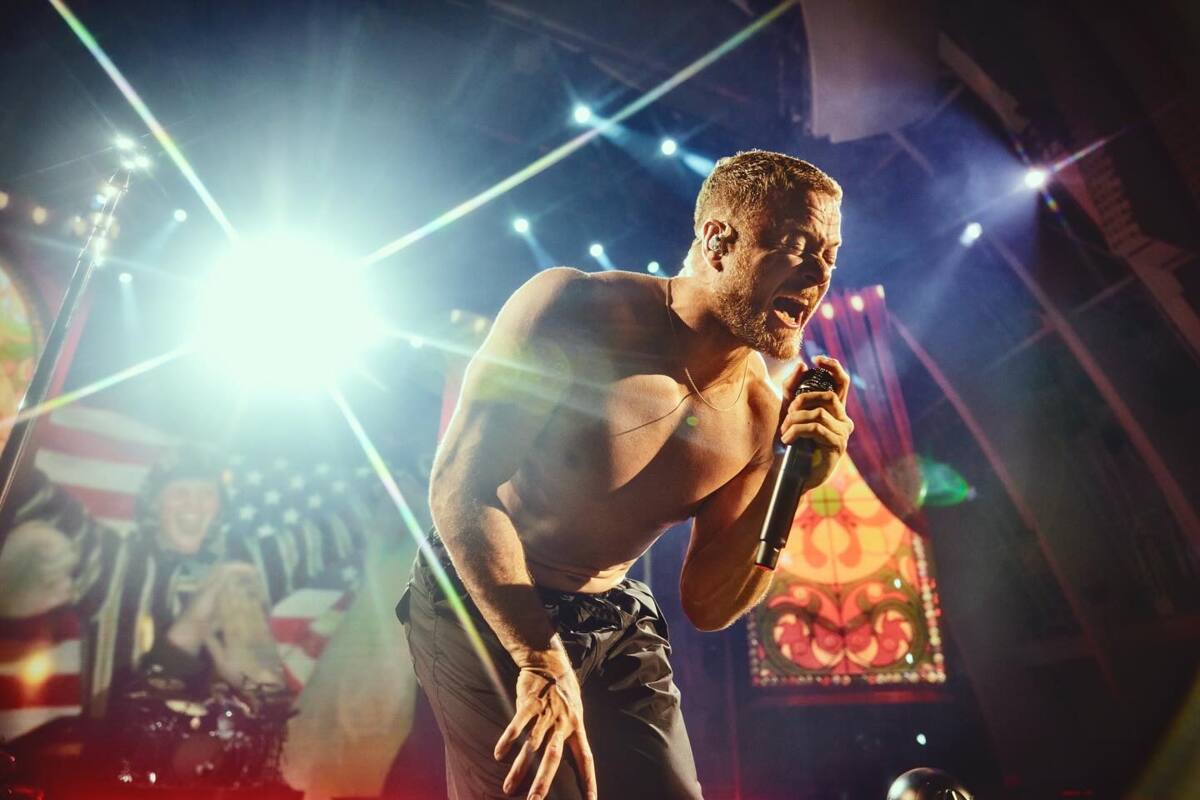 Ден Рейнольдс з Imagine Dragons / Фото: instagram.com/imaginedragons Ден Рейнольдс із Imagine Dragons вразив Мілан, піднявши прапор України на концерті