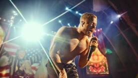 Ден Рейнольдс з Imagine Dragons / Фото: instagram.com/imaginedragons Ден Рейнольдс із Imagine Dragons вразив Мілан, піднявши прапор України на концерті