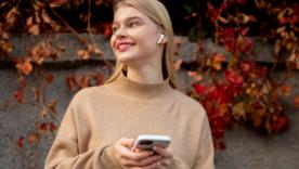 В Apple розповіли, як AirPods з ШІ можуть рятувати життя, оцінюючи ваше серцебиття. Фото: Freepik airpods серцебиття