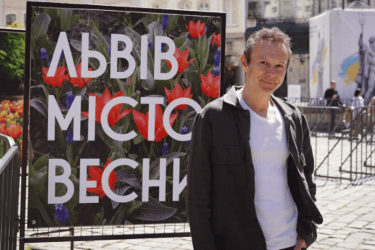 Без сцени, без афіш: Святослав Вакарчук заспівав у центрі Львова / Фото: Instagram музиканта Без сцени, без афіш: Святослав Вакарчук заспівав у центрі Львова