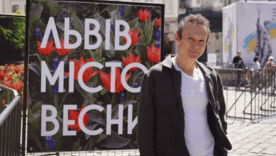 Без сцени, без афіш: Святослав Вакарчук заспівав у центрі Львова / Фото: Instagram музиканта Без сцени, без афіш: Святослав Вакарчук заспівав у центрі Львова