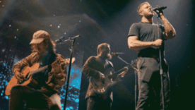 Фронтмен Imagine Dragons знову підняв прапор України / Фото: Instagram Фронтмен Imagine Dragons знову підняв прапор України