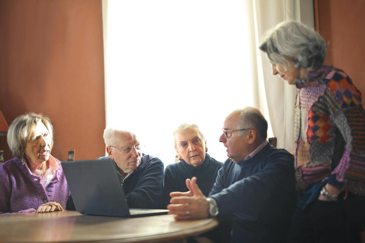Скільки "зайвих" гривень отримаєте до пенсії? Деталі доплат для 60+ у 2025-му. Фото: Pexels Пенсія 2025 року виплати