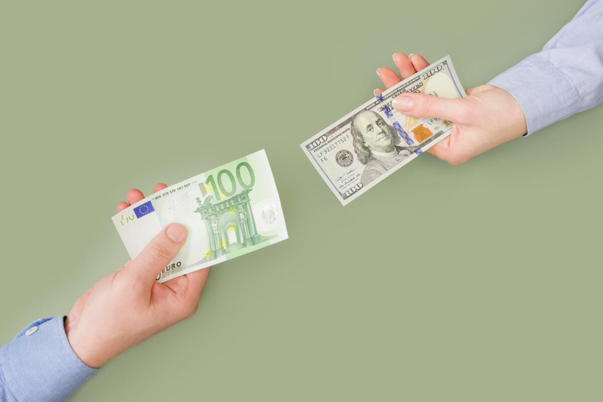 Курс валют на 1 червня 2025 року. Фото: Freepik ціна євро на долара сьогодні