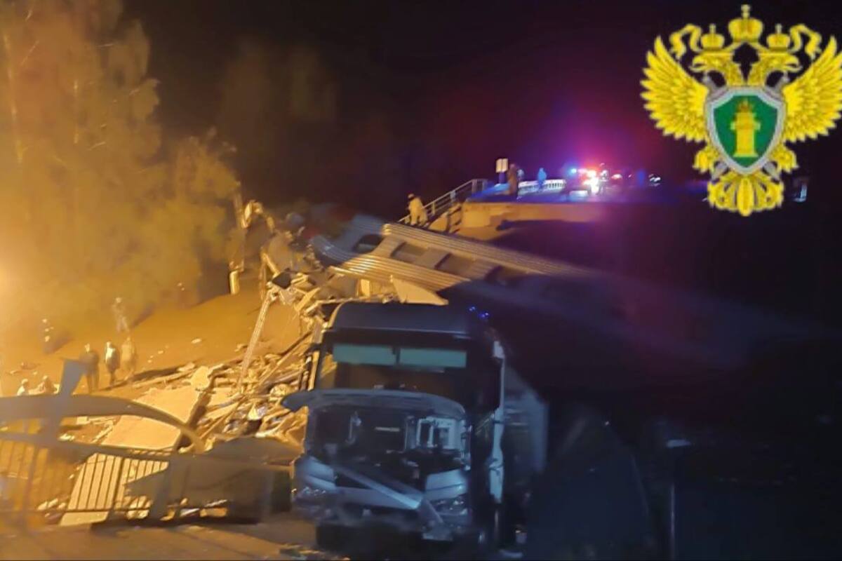 На брянщине обрушился автомобильный мост и упал на поезд. Фото: ASTRA брянск мост