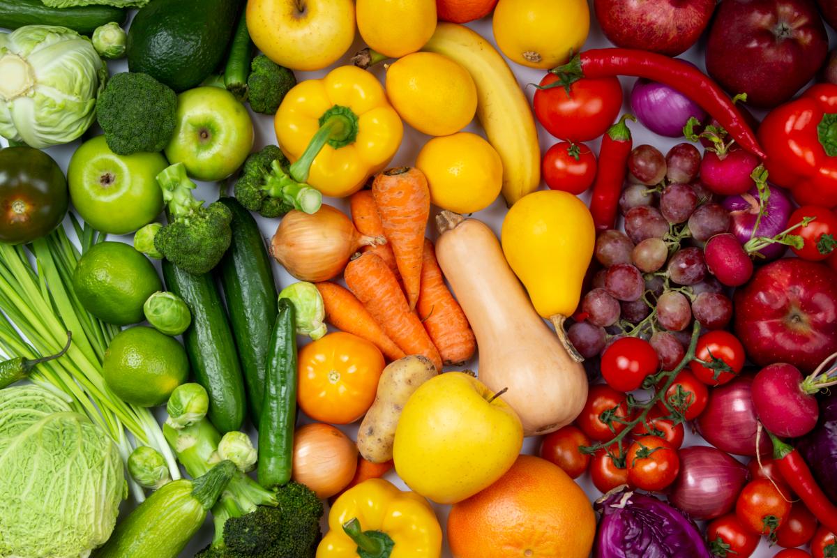 Від черешні до картоплі: які продукти найбільше злетять в ціні. Фото: Freepik ціни на продукти 2025