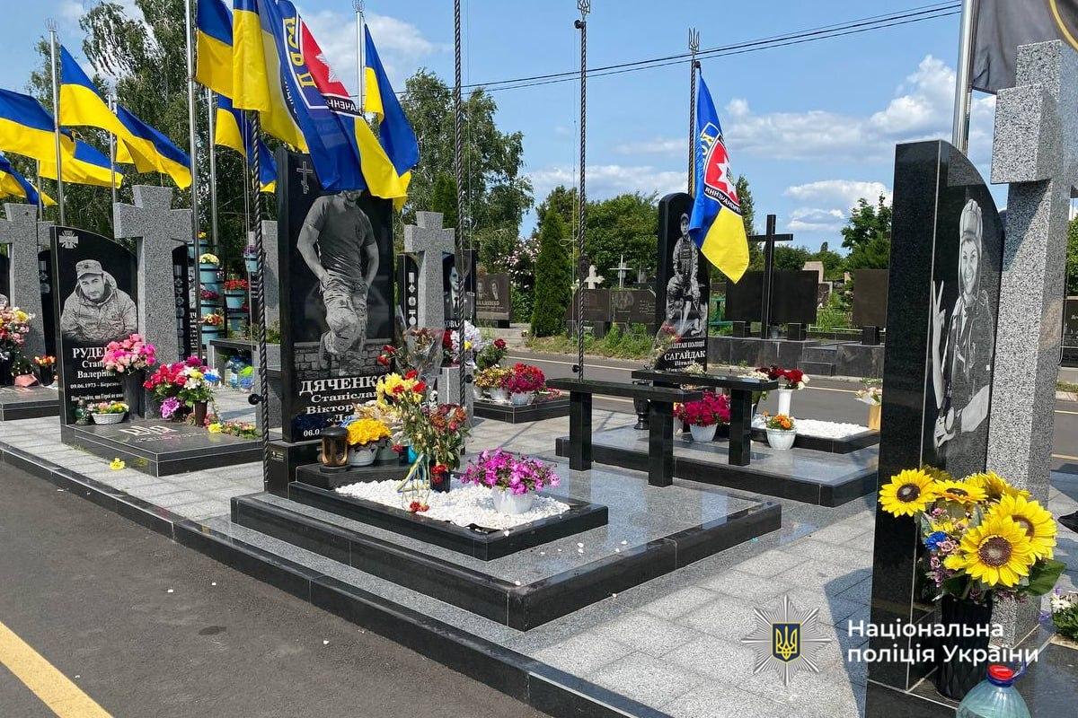 Хто цей нелюд? У Черкасах познущалися з могил загиблих спецпризначенців / Фото: ГУНП в Черкаській області Хто цей нелюд? У Черкасах познущалися з могил загиблих спецпризначенців