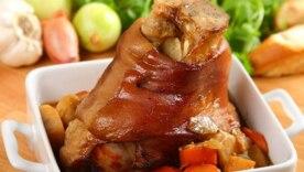 Королева мясного банкета: рулька в пиве с ароматом, который покоряет сердце на расстоянии/Фото: przepisy.pl Королева мясного банкета: рулька в пиве с ароматом, который покоряет сердце на расстоянии