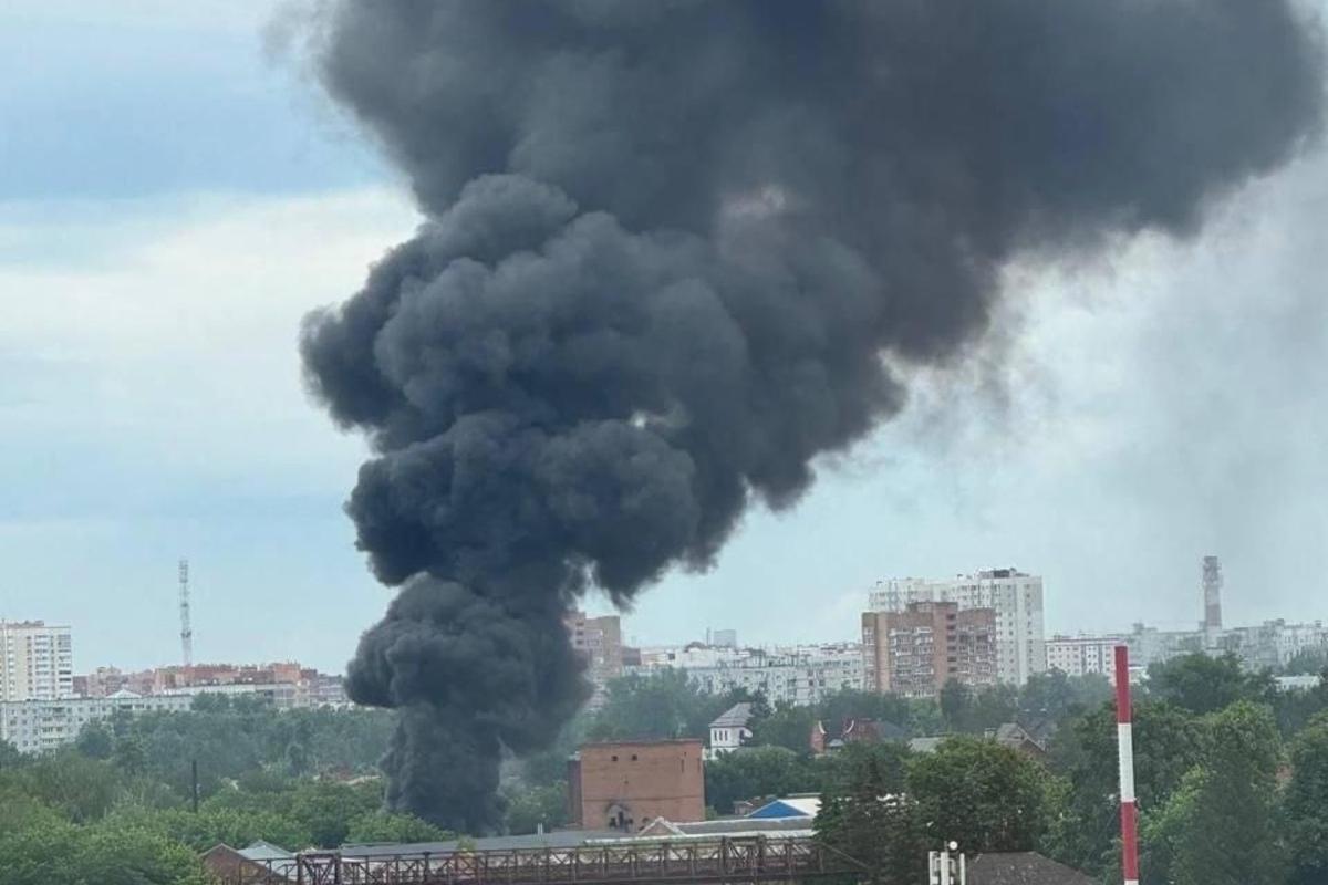 Взрывы и пожар под москвой: Коломна атакована в 1210 км от фронта Горячая ночь в россии: московская область пылает, Рыльск и Липецк под ударом