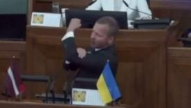 Российский перформанс в латвийском Сейме: ватник перешел на русский и получил наказание / Фото: кадр с видео Российский перформанс в латвийском Сейме: ватник перешел на русский и получил наказание