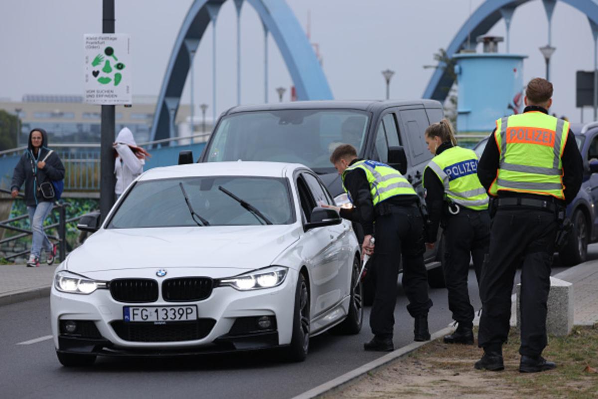 Очереди на границе: в "Шегинях" действуют ограничения движения транспорта/Фото: Getty Images Очереди на границе: в "Шегинях" действуют ограничения движения транспорта