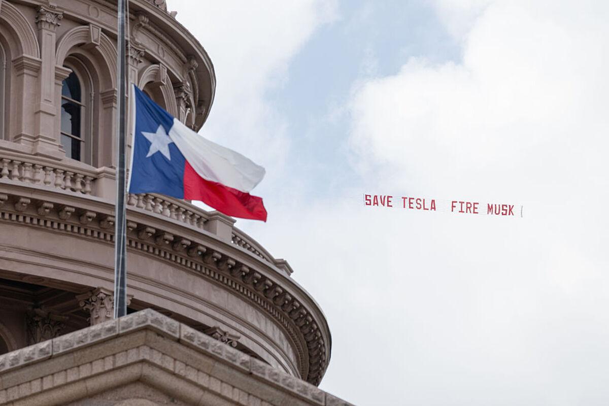 Пока Маск говорит об импичменте Трампа, Tesla пытается выжить/Фото: Rick Kern/Getty Images for Save Tesla Fire Musk Campaign Пока Маск говорит об импичменте Трампа, Tesla пытается выжить