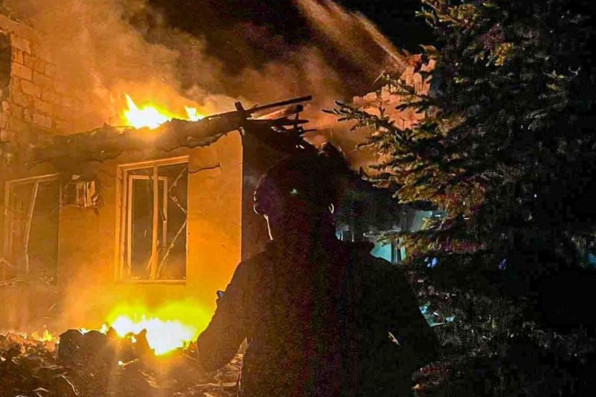 Киев под ударом: ночная атака вызвала пожары, повреждения и гибель людей/Фото: ГСЧС Ночная атака в Киеве: российские обстрелы разрушили инфраструктуру, жильё и унесли жизни
