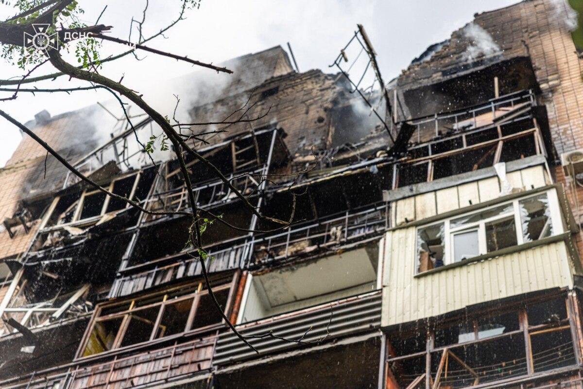 Зеленский после циничного удара по Харькову: россия бьет авиабомбами и дронами, единственный их продукт – руины. Фото: ГСЧС атака на харьков железную дорогу