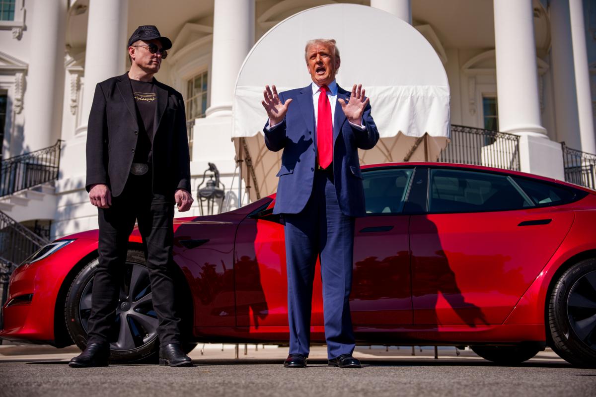 "Ему придется расплатиться": Трамп открыто пригрозил Илону Маску. Фото: GettyImages/Автор- Andrew Harnik Трамп и Маск скандал