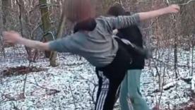 Нападение на школьницу: двум подросткам на Киевщине объявлены подозрения в пытках и вымогательстве/Фото: кадр из ведео От шокирующего видео до подозрений: дело об избиении школьницы в Белой Церкви набирает обороты