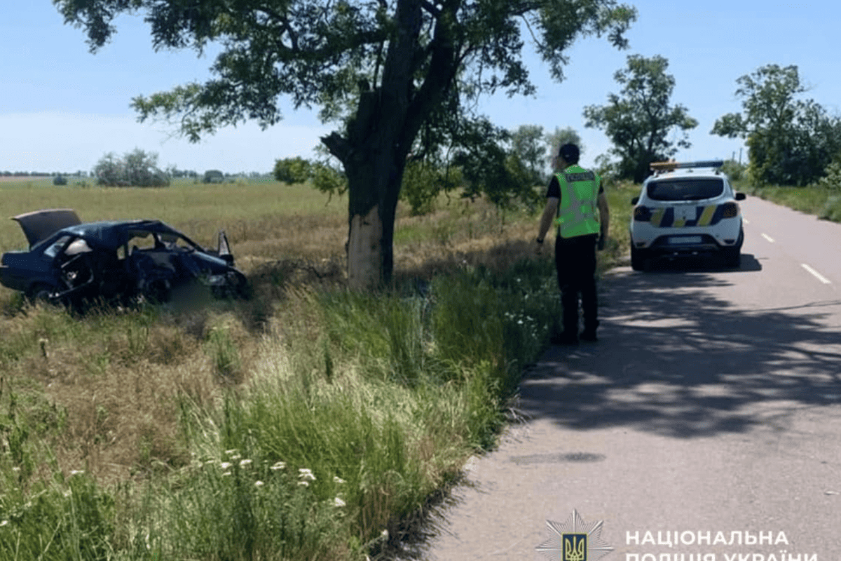 На Одещині авто врізалося в дерево: загинула жінка з дітьми, ще двоє в лікарні На Одещині авто врізалося в дерево: загинула жінка з дітьми, ще двоє в лікарні