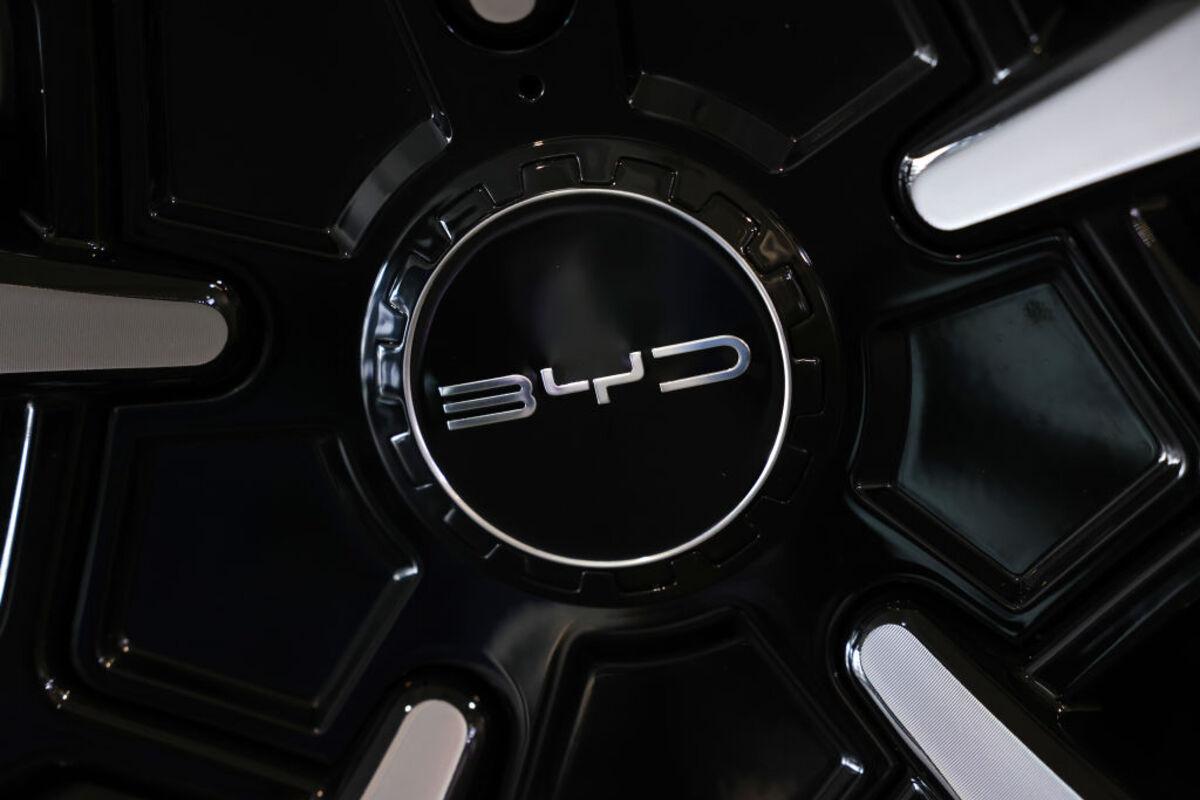 BYD судиться з блогерами, яким не подобаються її автівки/Фото: Sean Gallup/Getty Images BYD судиться з блогерами, яким не подобаються її автівки