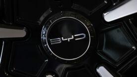 BYD судится с блогерами, которым не нравятся её машины/Фото: Sean Gallup/Getty Images BYD судится с блогерами, которым не нравятся её машины