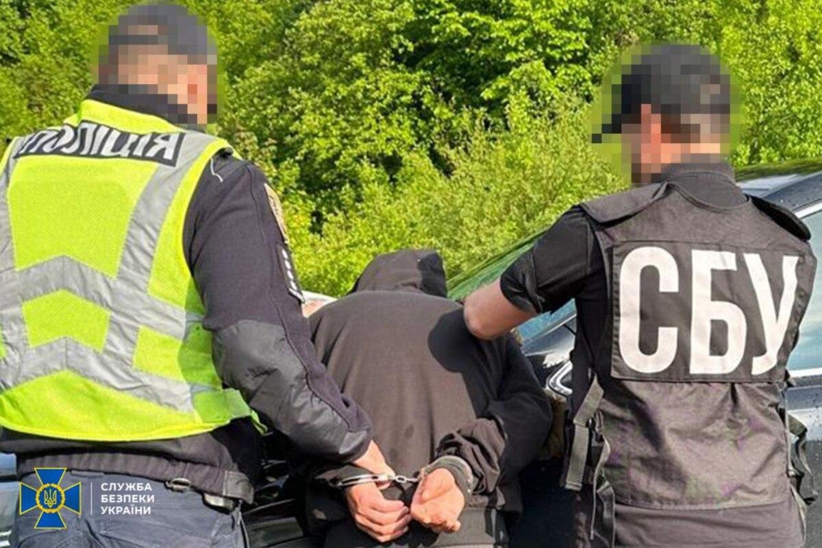 Поліція спільно з СБУ ліквідували два канали незаконної торгівлі зброєю/Фото: Нацполіція, СБУ СБУ ліквідувала "чорний ринок" зброї: затримано шістьох ділків з величезними арсеналами