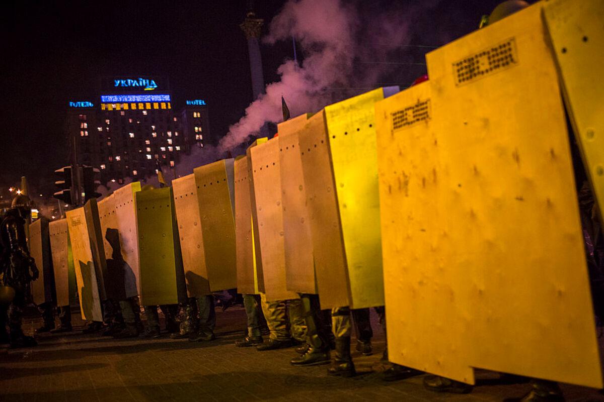 Реакція на обурення: тендер Нацгвардії на щити для протестів скасовано/Фото: Getty Images Після скандалу: Нацгвардія відмінила закупівлю щитів для розгону протестів на Сумщині