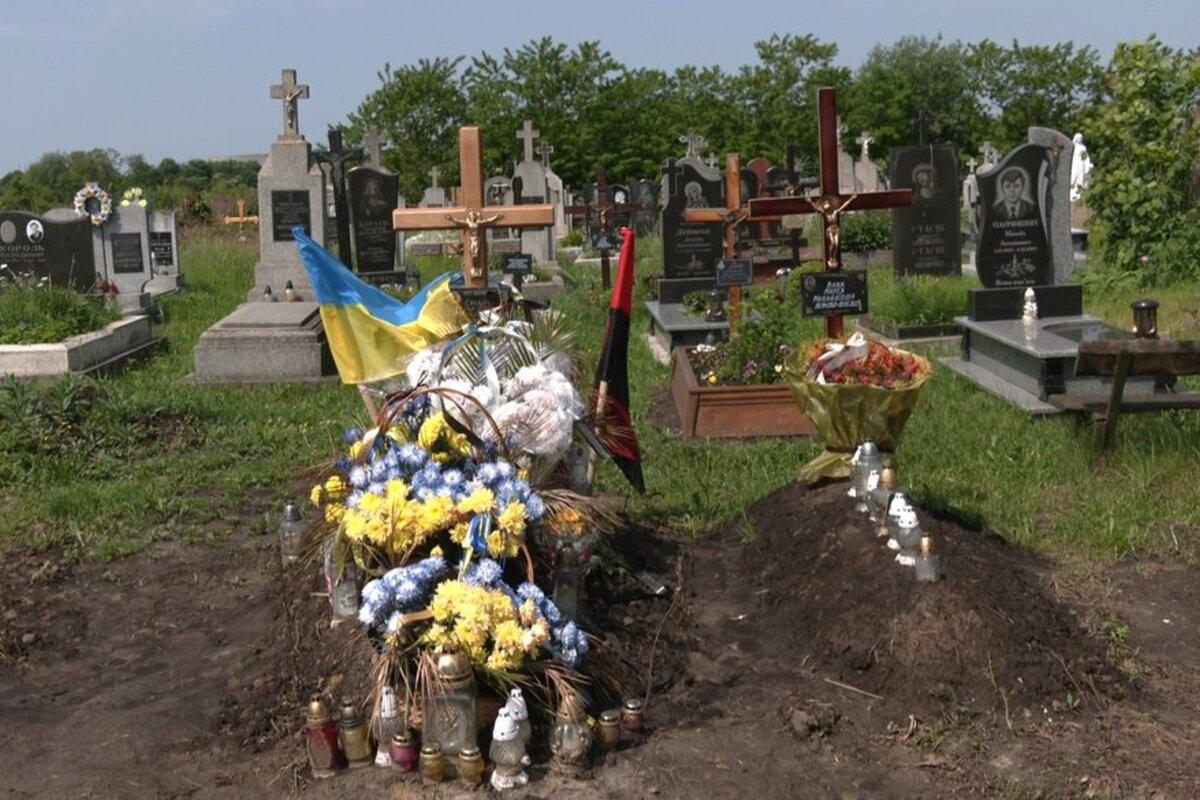 undefinedВо Львовской области похоронили бойца, а он - в российском плену/Фото: Суспільне Львів Думали, что похоронили рядом с матерью: во Львовской области оплакивали бойца, который жив и в плену