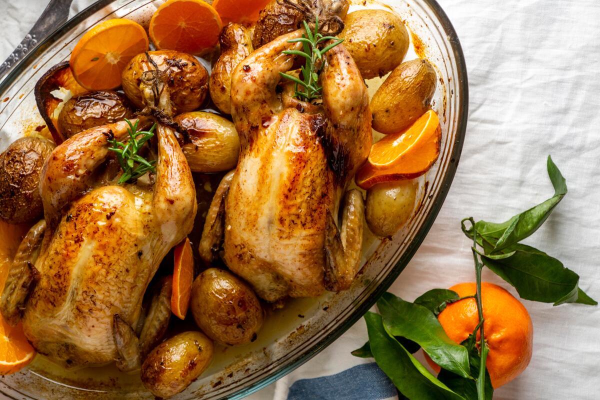 Курка з оливками та лимоном / Фото: freepik Неймовірний рецепт курки з оливками та лимоном – пальчики оближеш