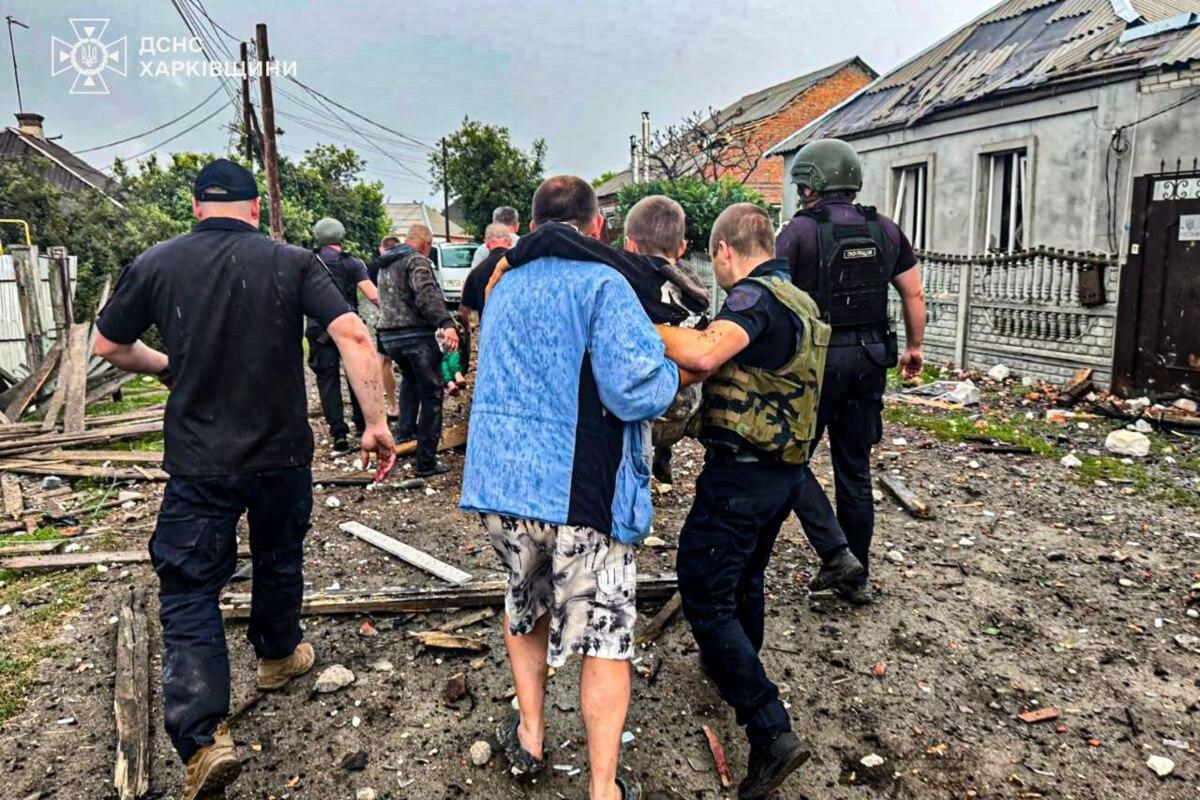 Жилье разрушено, но семья цела: на Харьковщине из-под завалов спасли мать с ребенком/Фото: ГСЧС Авиаудар по Золочеву: как мать с ребёнком выжили под обломками