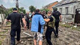Жилье разрушено, но семья цела: на Харьковщине из-под завалов спасли мать с ребенком/Фото: ГСЧС Авиаудар по Золочеву: как мать с ребёнком выжили под обломками