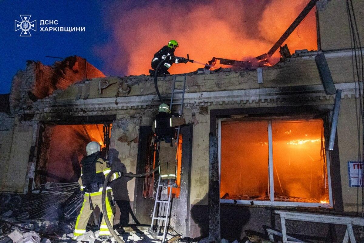 Атака в темряві: у ніч проти 12 червня Харків зазнав ударів дронів, є поранені, зокрема діти / Фото: ДСНС Атака в темряві: у ніч проти 12 червня Харків зазнав ударів дронів, є поранені, зокрема діти