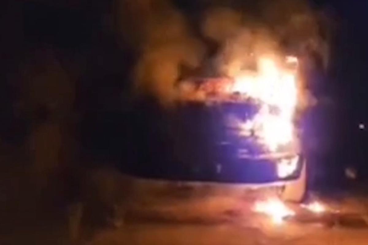 Подарунок до "Дня Росії": як партизани спалили автівку окупантів під Каланчаком / Фото: кадр з відео Подарунок до "Дня Росії": як партизани спалили автівку окупантів під Каланчаком