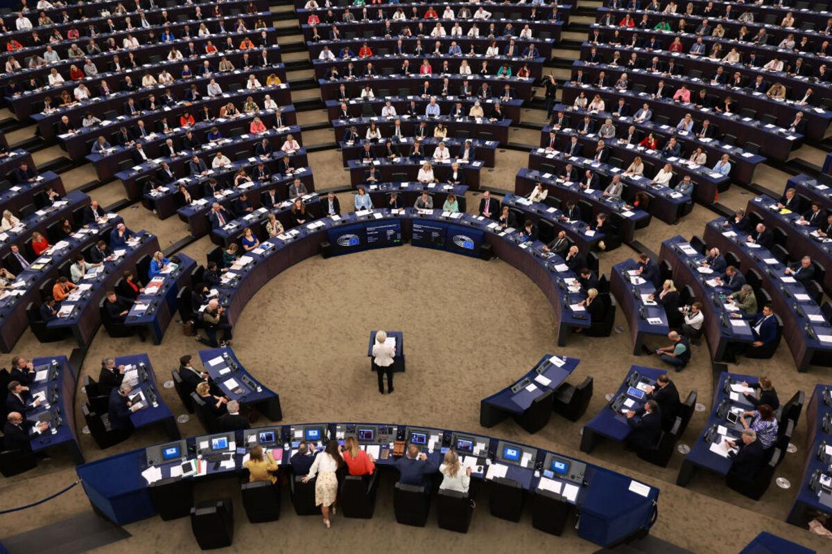 Украина получила от ЕС миллиард евро макрофинансовой помощи: источник погашения - активы рф/Фото: Getty Images Миллиардные долги Украины — ЕС делает неожиданный ход конём