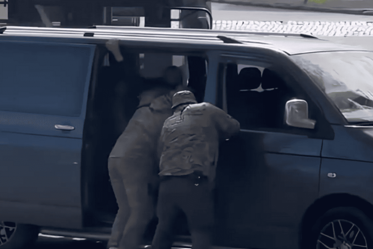 В Киеве мужчина погиб, пытаясь скрыться из машины ТЦК Киев бусик ТЦК погиб мужчина выпрыгнул из авто