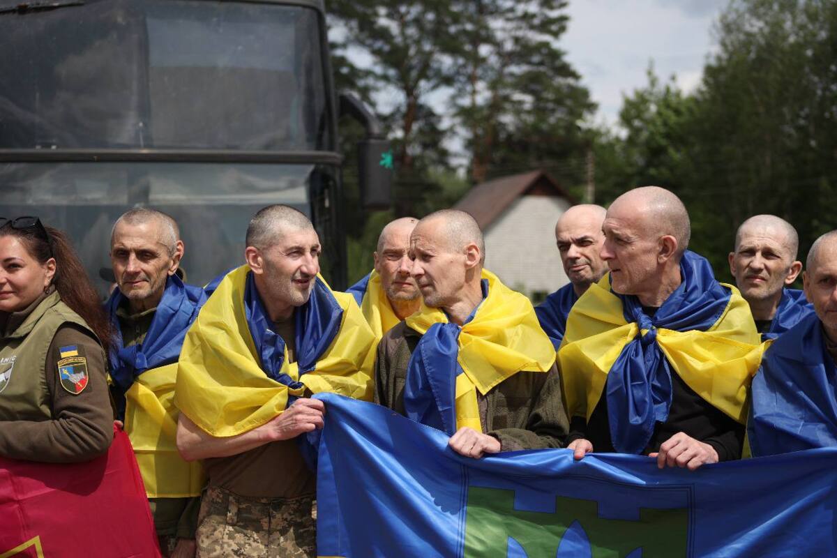 Великий обмін полоненими: звільнено важкохворих, поранених та молодь з російського полону Великий обмін полоненими: звільнено важкохворих, поранених та молодь з російського полону