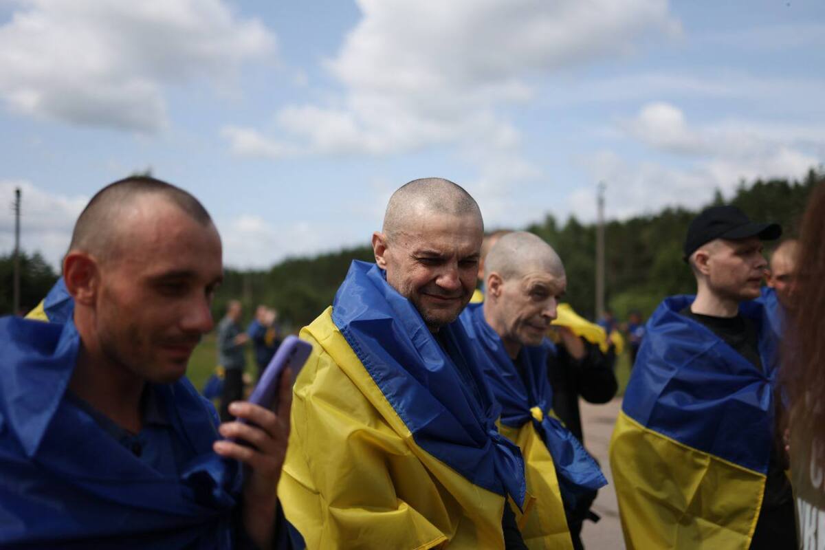 Великий обмін полоненими: звільнено важкохворих, поранених та молодь з російського полону Великий обмін полоненими: звільнено важкохворих, поранених та молодь з російського полону