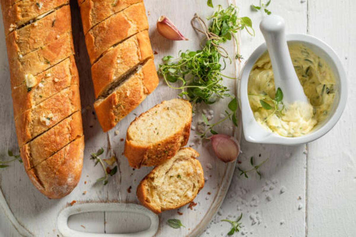 Часникове масло: ароматний рецепт з двох інгредієнтів/Фото: istockphoto Часникове масло: ароматний рецепт з двох інгредієнтів