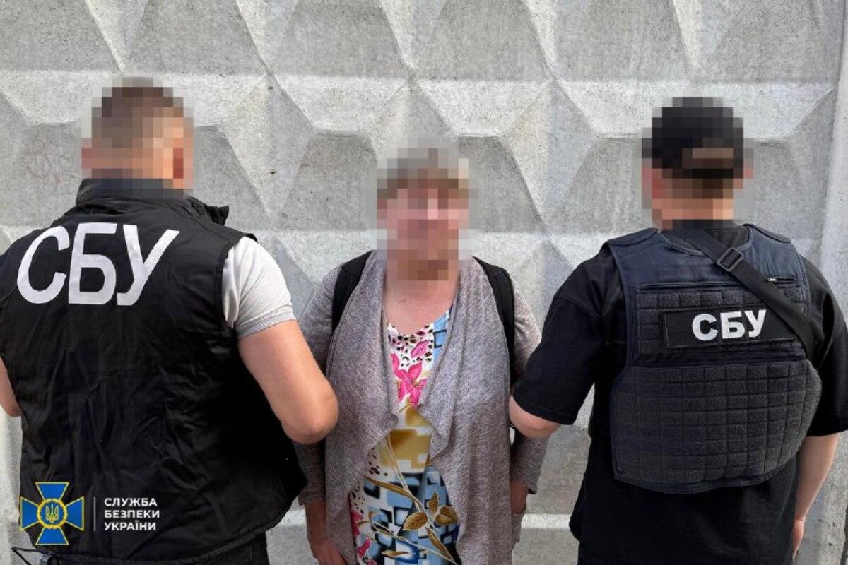 На Хмельниччині СБУ схопила коригувальницю, яка збирала компоненти для вибухівки. Фото: СБУ СБУ схопила 59-річну агентку ФСБ з Хмельниччини під час шпигунства біля військової частини