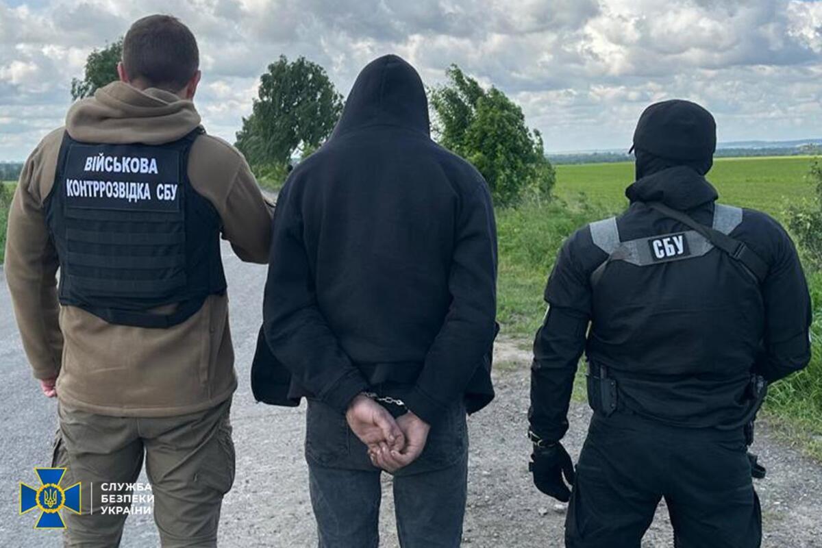 СБУ зірвала ракетні удари рф по аеродромах: затримано агента ФСБ з прихованою камерою .Фото: CБУ Викрито російського агента, що збирав координати для ФСБ: ціллю були аеродроми ЗСУ