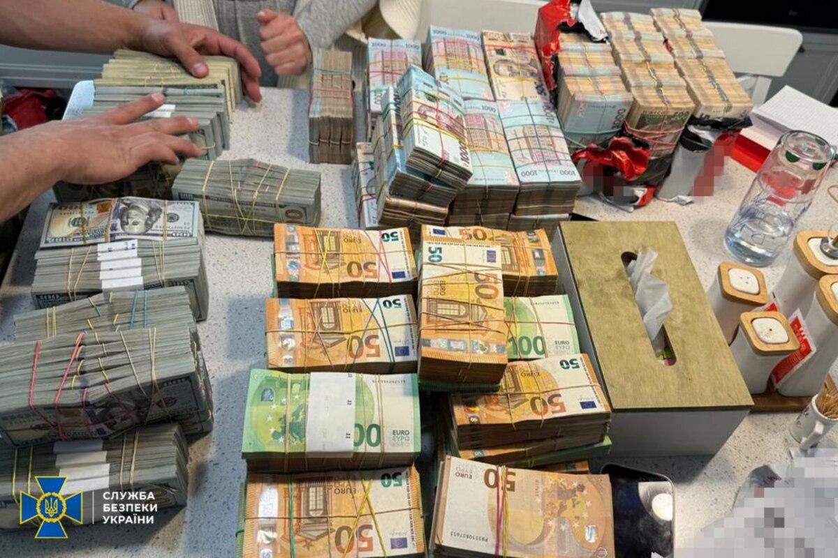 "Золотая" техника для ВСУ: как 64 миллиона "осели" в карманах коррупционеров "Золотая" техника для ВСУ: как 64 миллиона "осели" в карманах коррупционеров