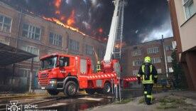 Ровно: 40 пожарных спасли офисное здание от пламени/Фото: ГСЧС Огонь охватил 1500 "квадратов": спасатели ликвидировали масштабный пожар в Ровно