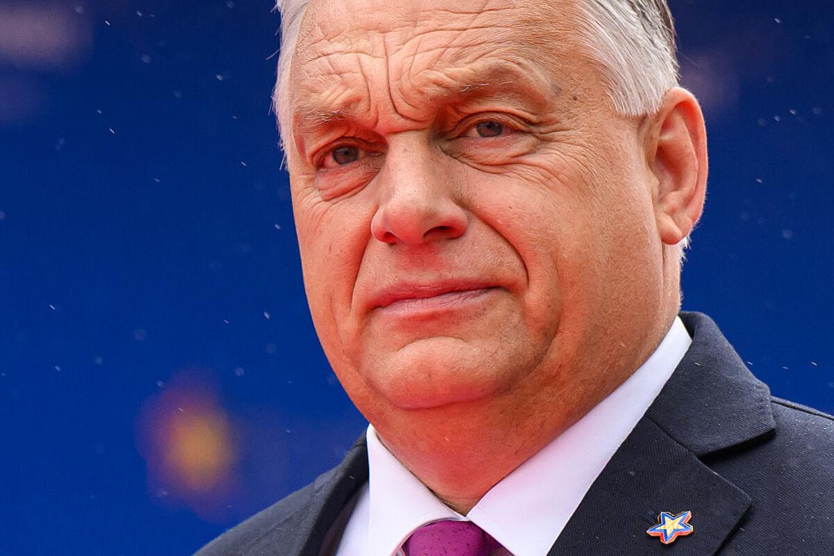 З мечем на Орбана: Угорця, що погрожував прем'єру, взяли під варту/Фото: Getty Images "Відрубаю голову": угорцю загрожує увʼязнення за погрози Орбану в соцмережах