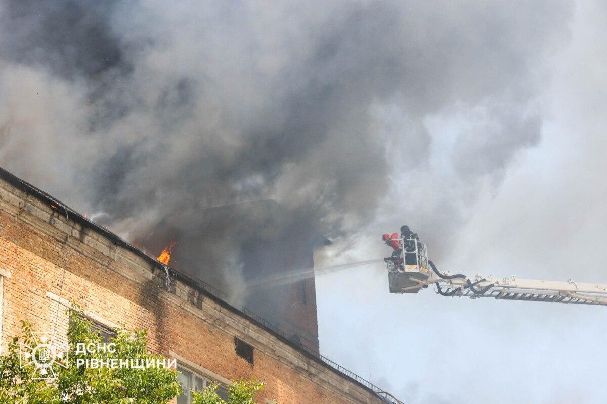 Рівне: 40 вогнеборців врятували офісну будівлю від полум’я/Фото: ДСНС Рівне: 40 вогнеборців врятували офісну будівлю від полум’я/Фото: ДСНС