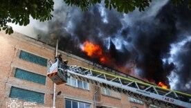 Рівне: 40 вогнеборців врятували офісну будівлю від полум’я/Фото: ДСНС Рівне: 40 вогнеборців врятували офісну будівлю від полум’я/Фото: ДСНС