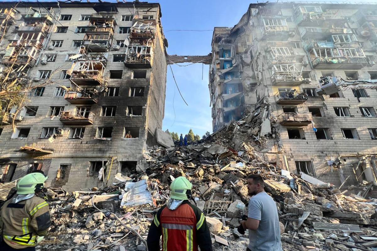 В Киеве разрушен целый подъезд, горят жилые дома в результате ночного обстрела россиян/Фото: Сергей Мовенко В Киеве разрушен целый подъезд, горят жилые дома в результате ночного обстрела россиян